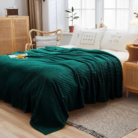SOGA Dark Green Throw Blanket – Soft Cozy Warm Blanket for Bed, Sofa & Couch - Picture 3 of 13
